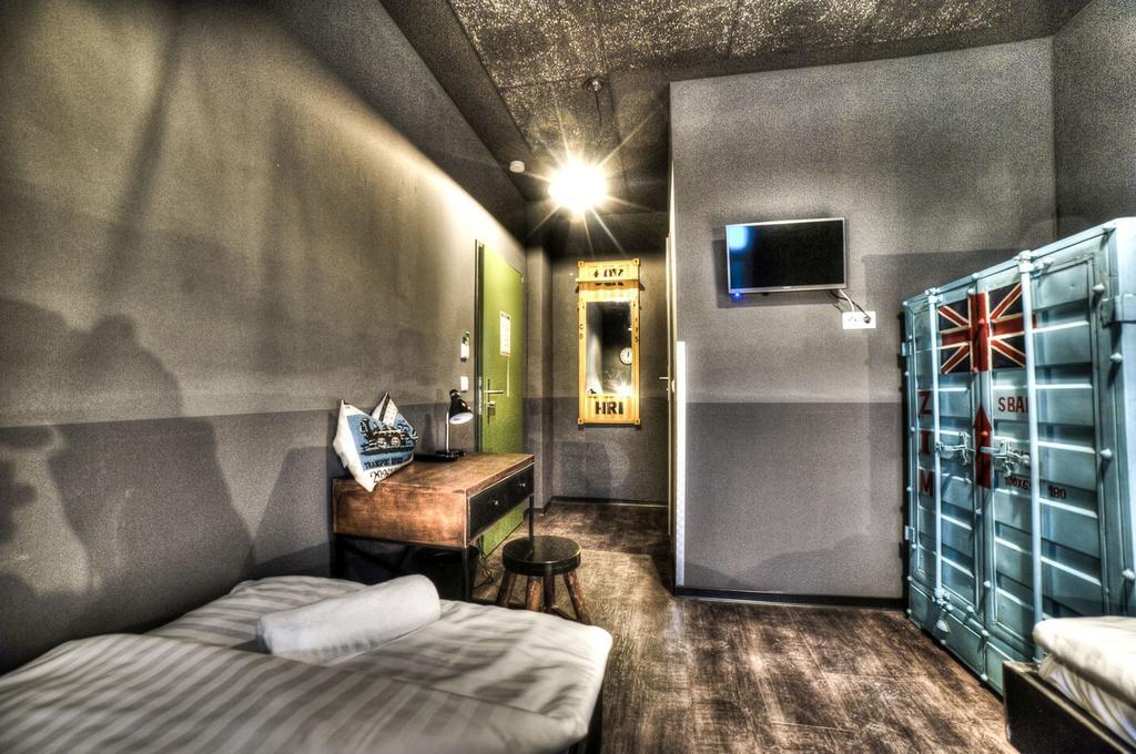 Hostel Am Bahnhof Зуль Экстерьер фото